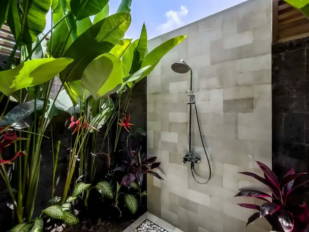 Outdoor Showers for a Tropical Escape