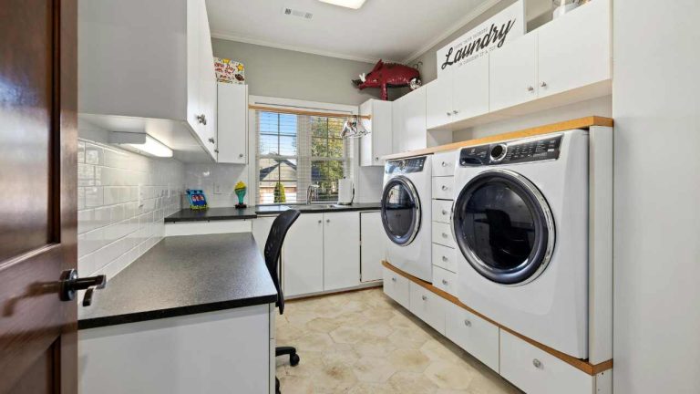 23 Walk-In Pantry and Laundry Room Combined Ideas: