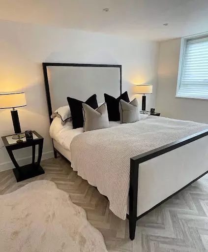 Centered Bed with Symmetrical Nightstands (1)